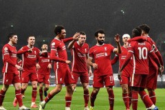 裁判判罚争议导致比赛走势波折：红牌与点球疑云